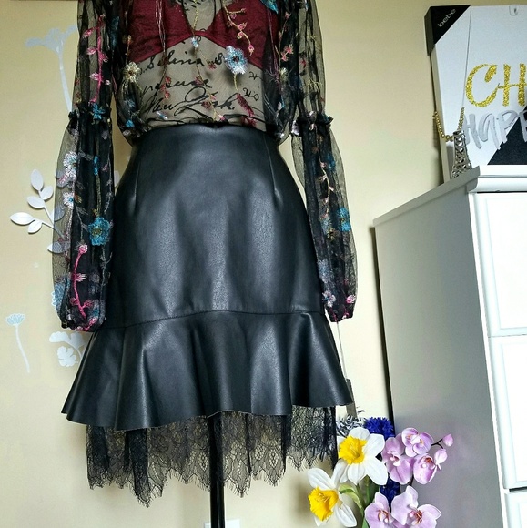 Dresses & Skirts - 🆕🖤Faux Leather Lace Skirt🔥🖤